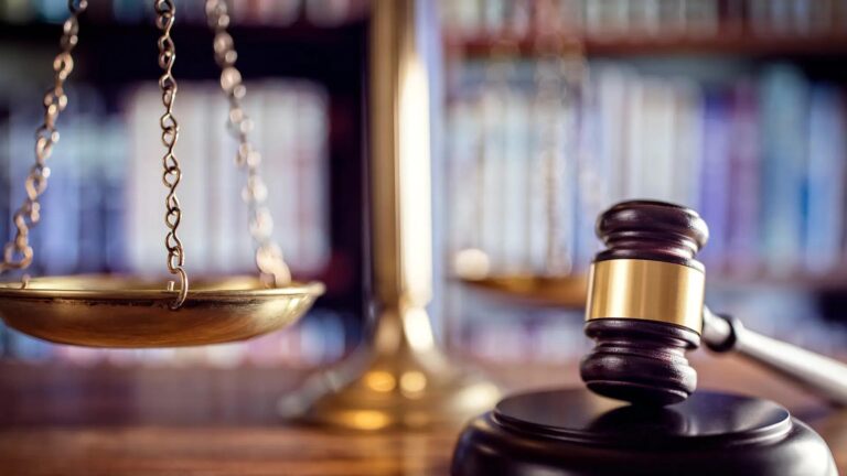 02-richterhammer_waage_bibliothek_buecher_urteil_0112-1920
